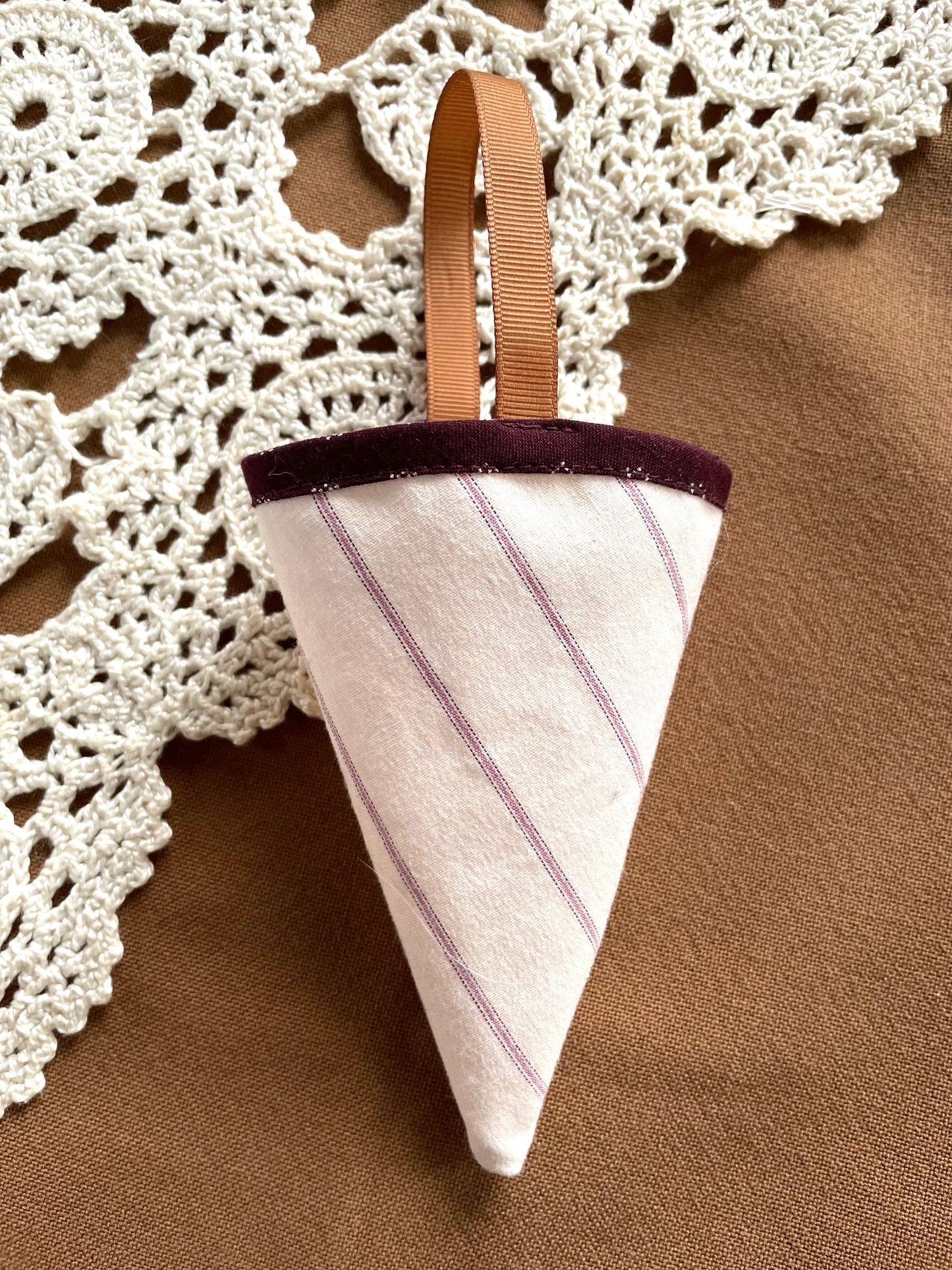 Kræmmerhus - rosa/burgundy/brun