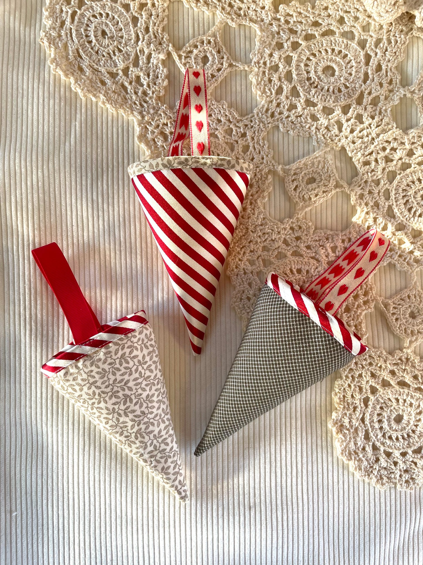 Kræmmerhus - beige/rød/hvid