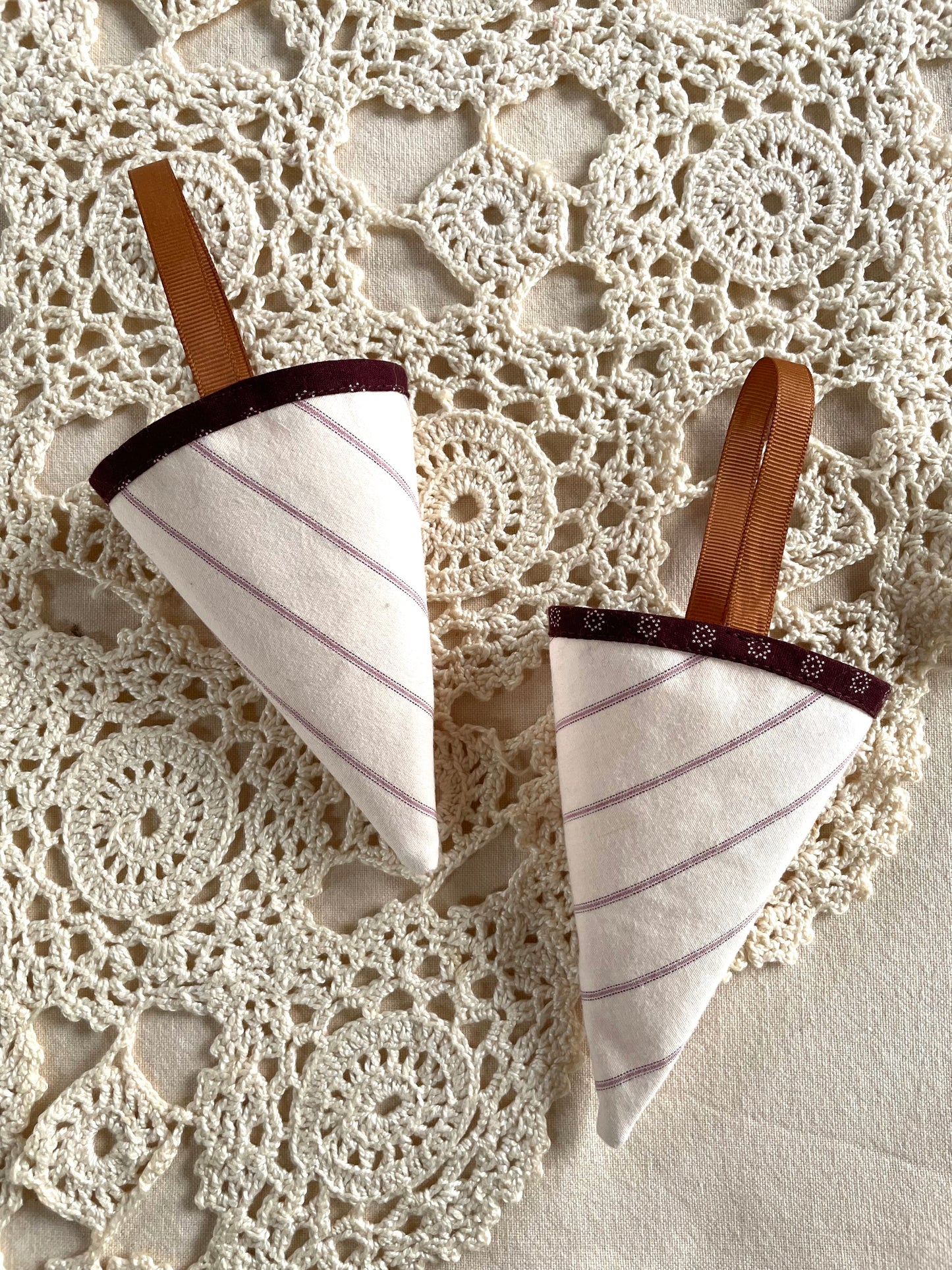 Kræmmerhus - rosa/burgundy/brun