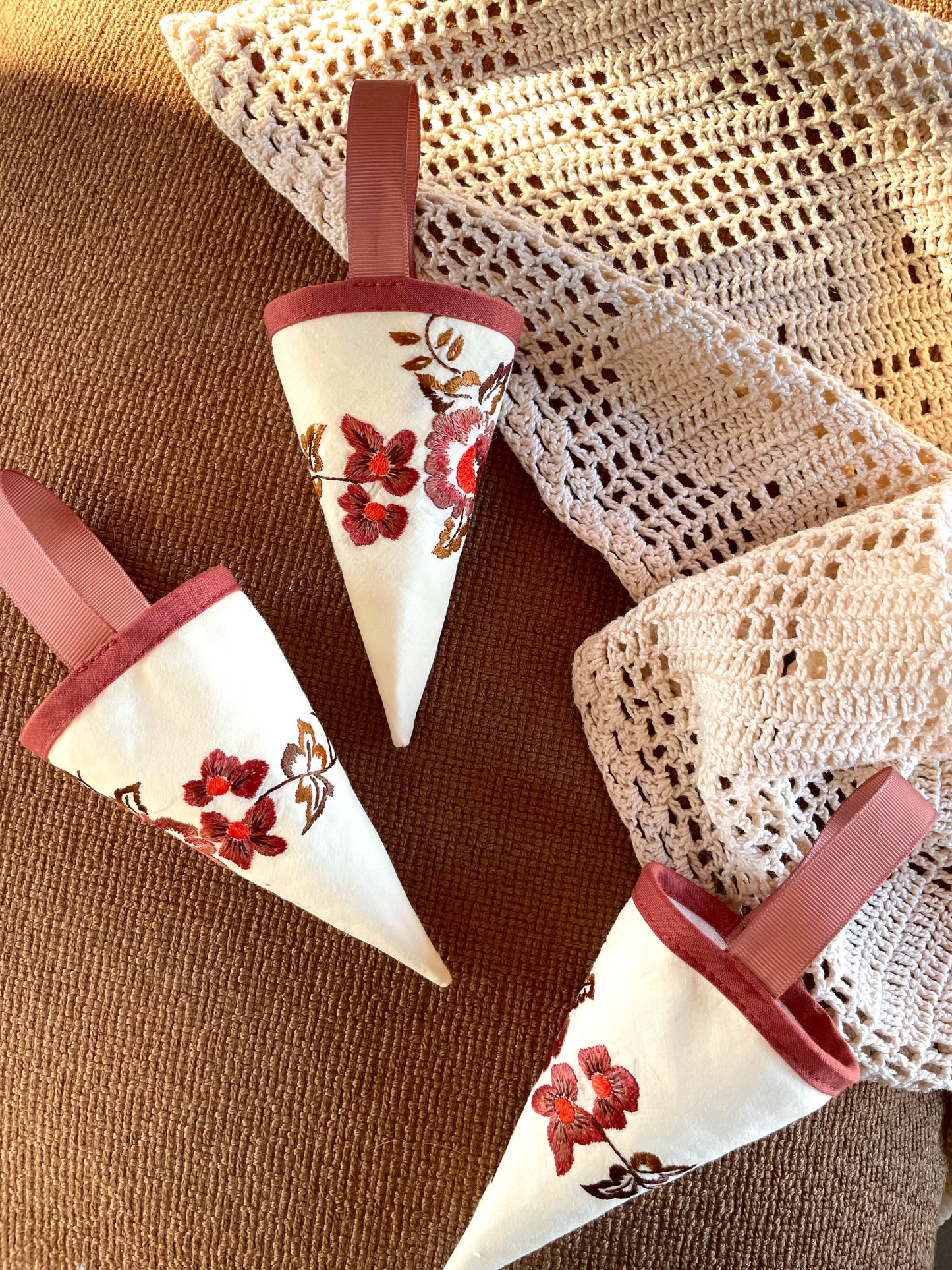 Kræmmerhus med broderi