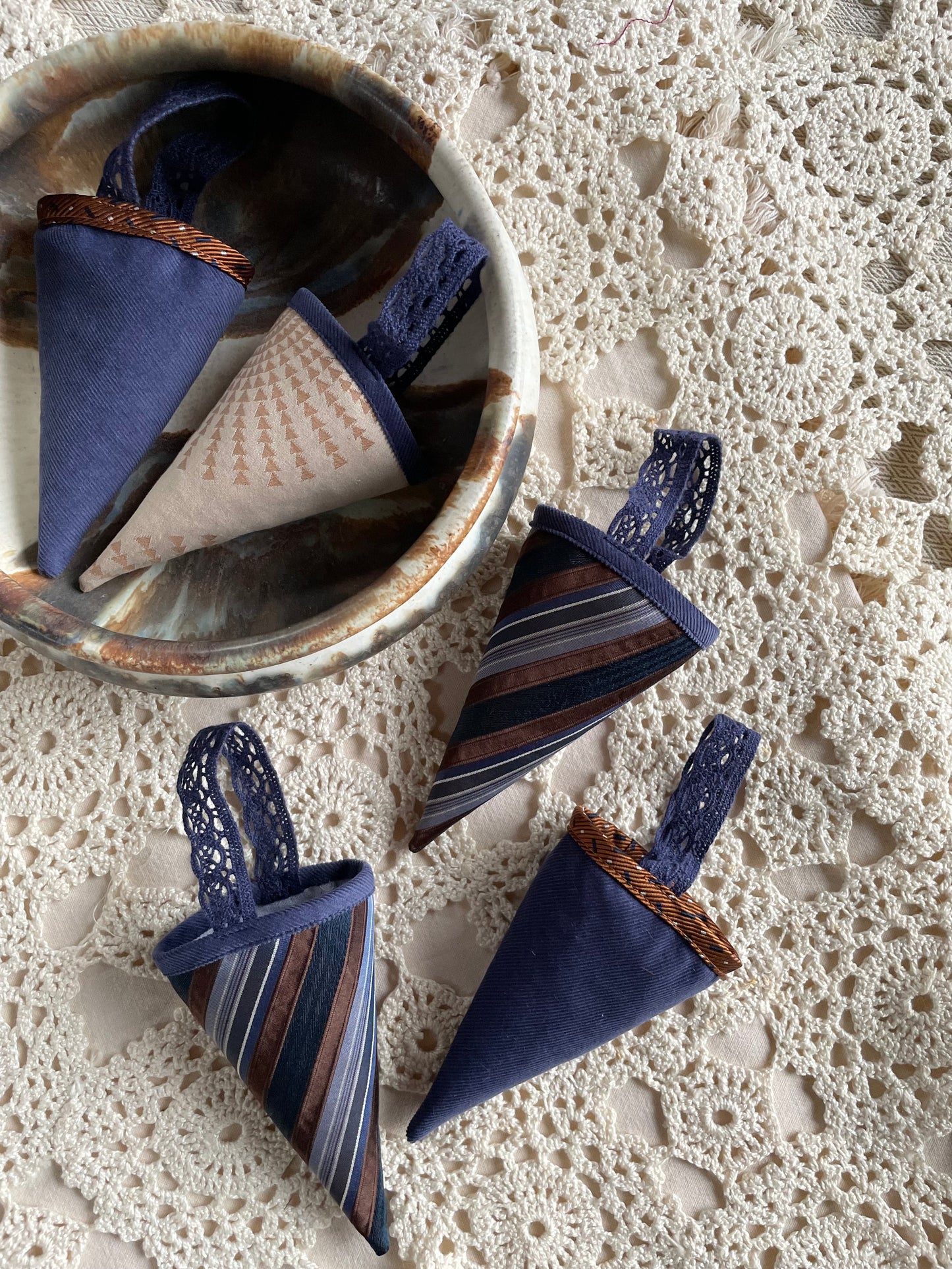 Kræmmerhus - blå/brun stribet