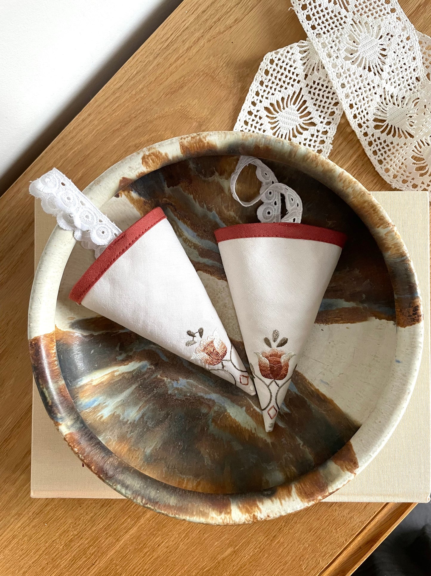 Kræmmerhus med broderi