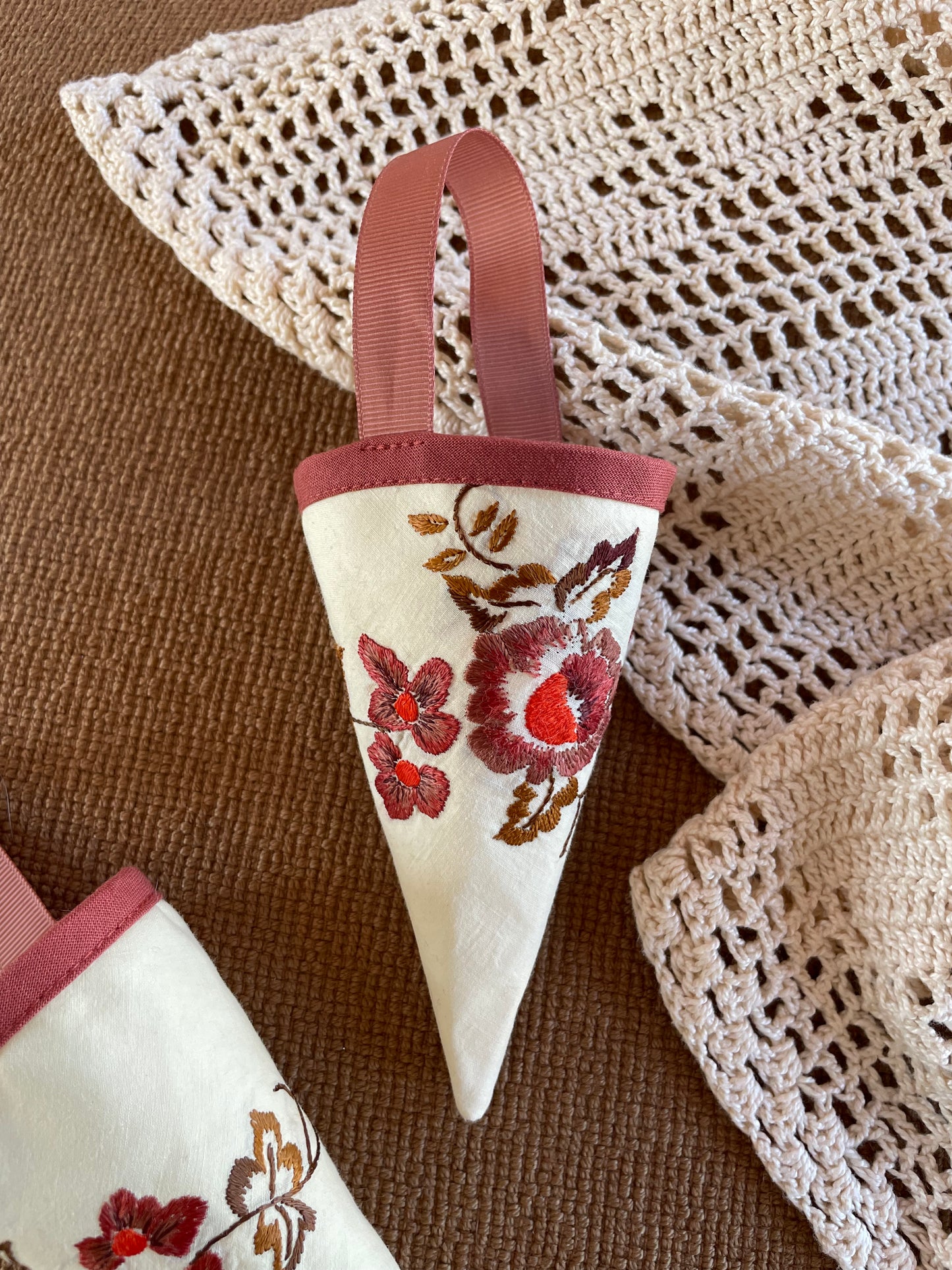 Kræmmerhus med broderi