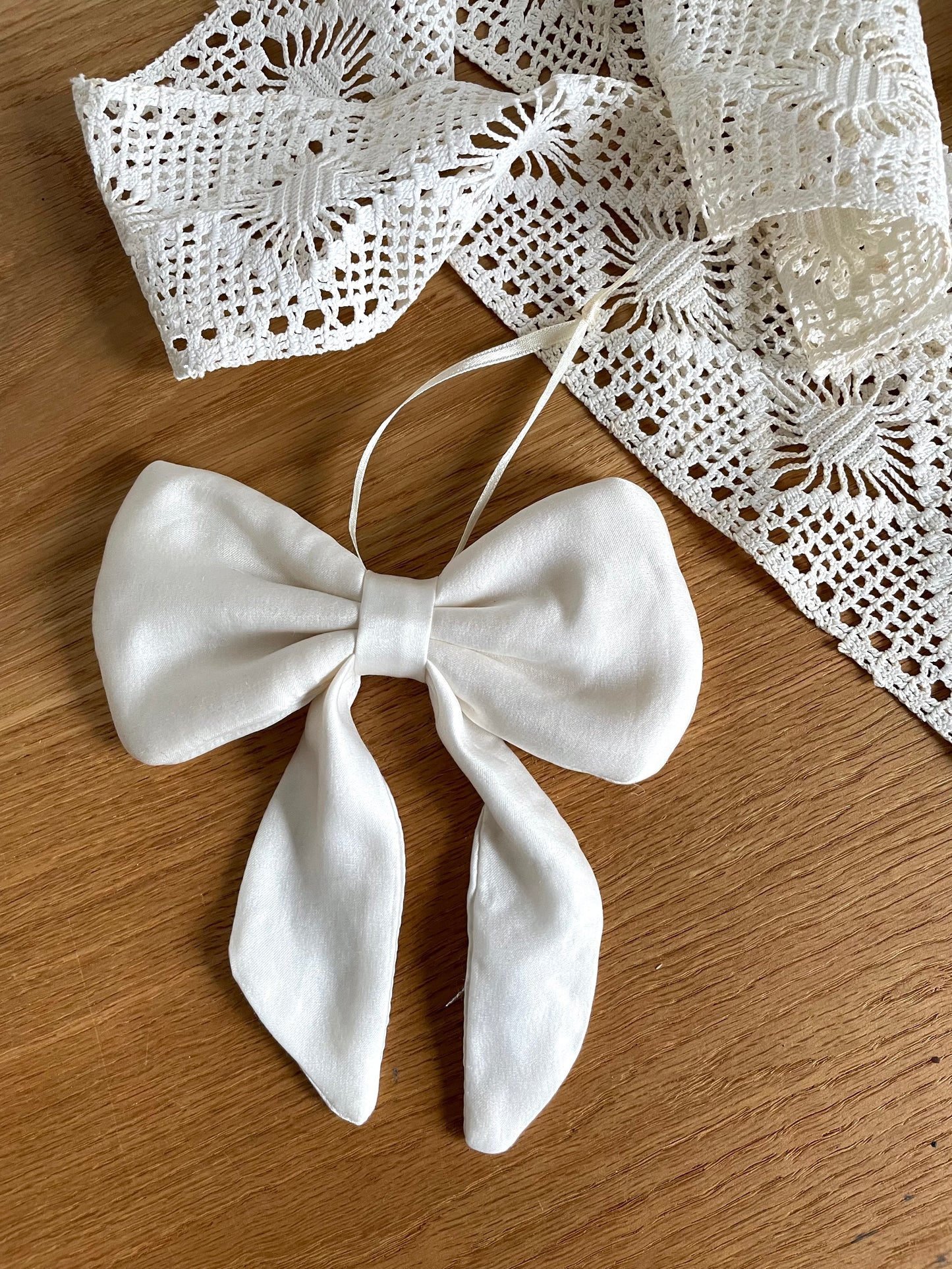 Sløjfe lille - hvid silke satin