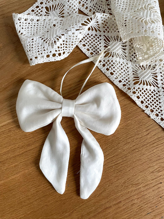 Sløjfe lille - hvid silke satin