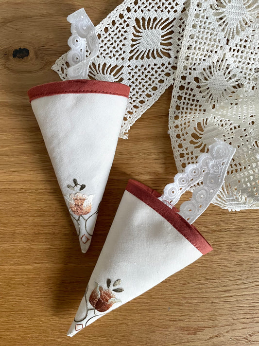 Kræmmerhus med broderi