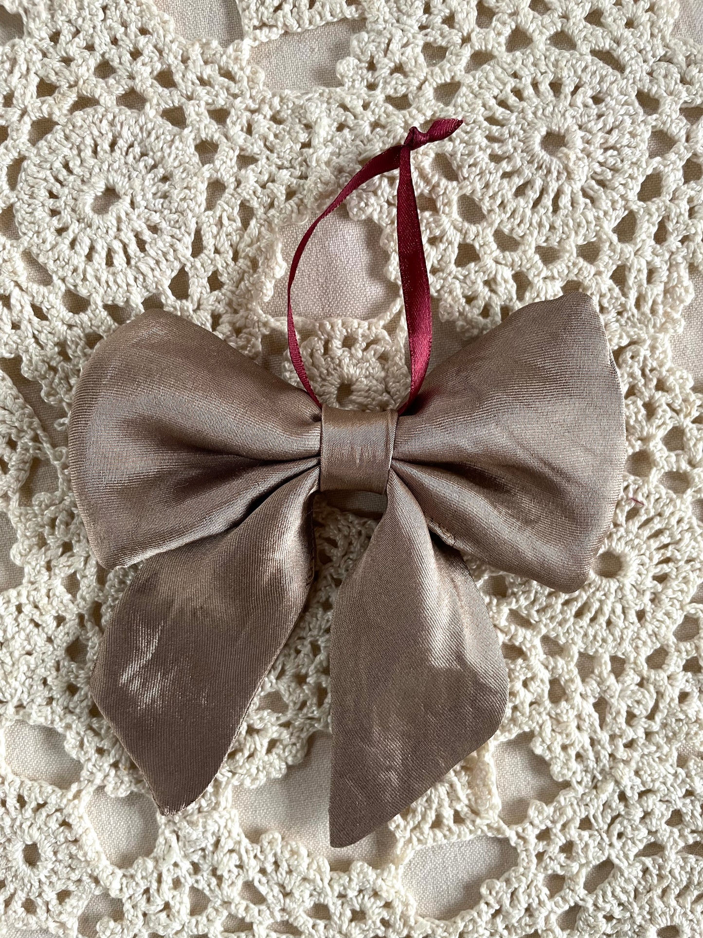 Sløjfe lille - beige silke satin