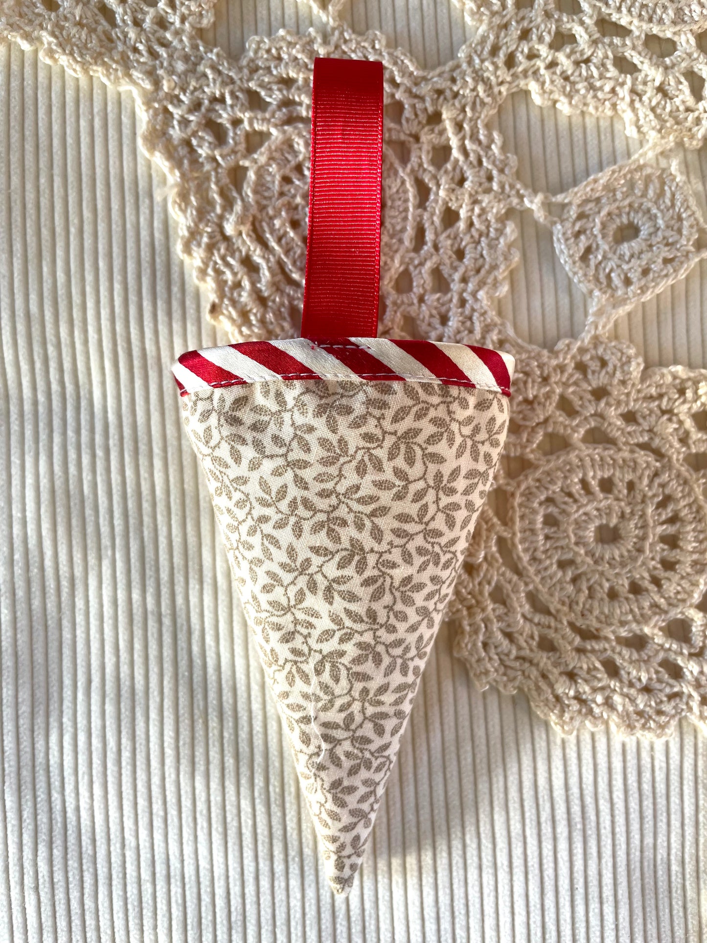 Kræmmerhus - beige/rød/hvid