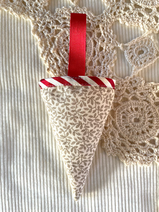 Kræmmerhus - beige/rød/hvid