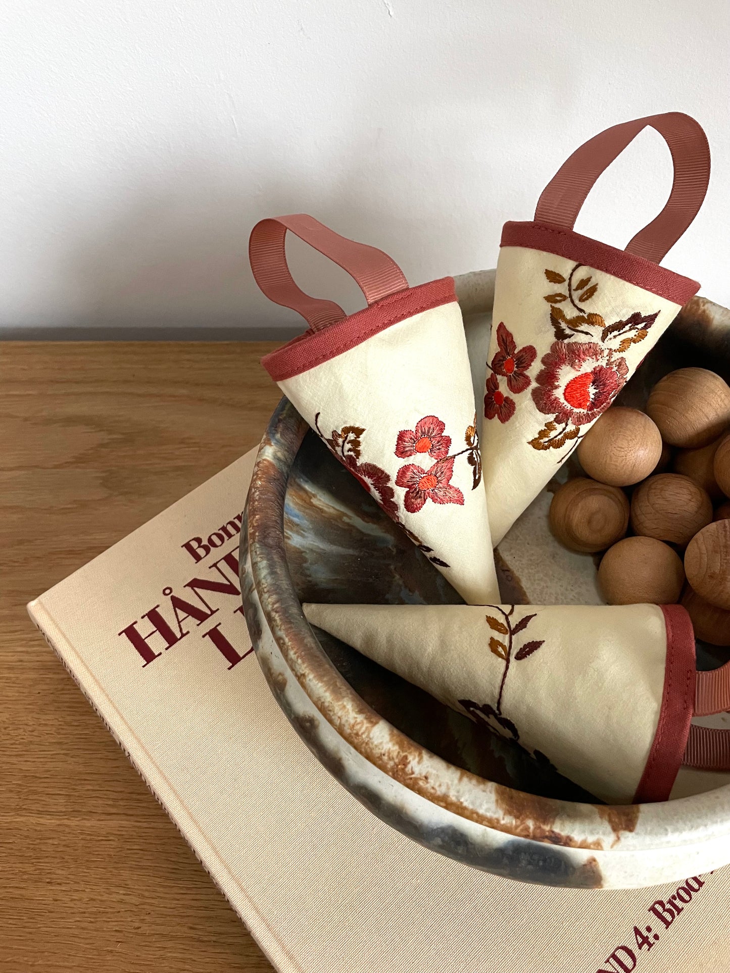 Kræmmerhus med broderi