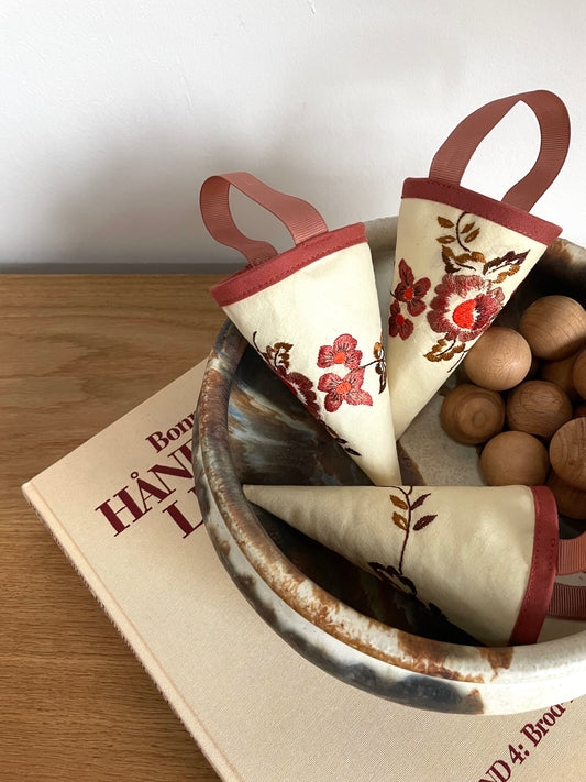 Kræmmerhus med broderi